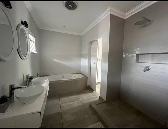 7 BEDROOM HOUSE FOR SALE IN BALLITO CENTRAL